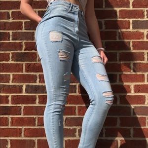 ✨High Waisted Light wash ripped skinny jeans✨
